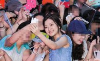[포토]고아성, 팬들과 기념촬영 '천사가 따로없네~'