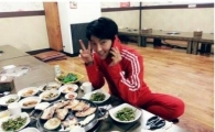 이준기 삼겹살 앞에 두고 달콤 미소 '동네 오빠 설정'