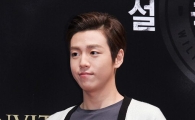 [포토]이현우, 소녀팬을 다 녹여버린 '미소'