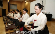 [포토] 강진청자축제장에서 '다례(茶禮)' 시연