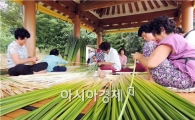 [포토]함평군 월야면 주민들, 왕골 박피 작업 한창