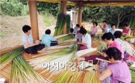 [포토]시원한 정자에서 왕골껍질 벗기는 주민들