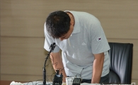 [포토] 고개숙인 오승우 총감독