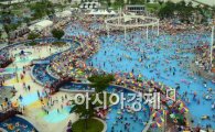 [포토]모처럼 붐비는 야외수영장
