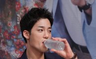 [포토]김진우, 물 마시는 모습도 멋있네!