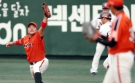 [포토] 김태균 '글러브에 쏙'