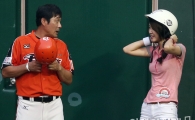 [포토] 이종범 코치 '헬멧 쓰고 있으려니 많이 덥죠?'