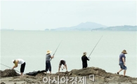 [포토]바닷가에서 고기잡는 강태콩