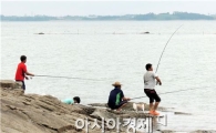 [포토]시원한 바다에서 낚시하는 관광객들