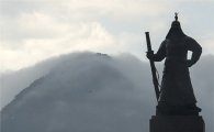 [포토]북악산 휘감은 먹구름
