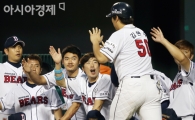 [포토] 홈인하는 김현수 '순위 뒤집기 문제 없겠어'