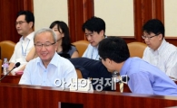 [포토]대화하는 현오석 부총리와 김현수 서비스산업 총연합회 쟁책위의장
