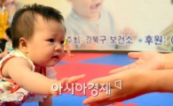[포토]'엄마 손 잡아줘요~'