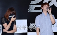 [포토]준호 공약이행, 감미로운 노래 선사~