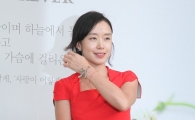 전도연 팔찌, 붉은색 줄 하트 모양 펜던트 가격보니…"어쩐지"