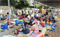 [포토]시원한 그늘 인파로 북적