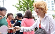 [포토]팬들에게 CD 나눠주는 파이브돌스 효영