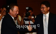 [포토]밝은 표정의 박용만 두산 회장 