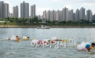 [포토]거친 한강 물살 가르는 아이들