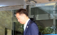 [포토]긴장된 표정인 김기웅 통일부 남북협력지구지원단장