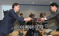 [포토]합의서 교환하는 김기웅-박철수 