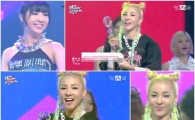 2NE1, 크레용팝 꺾고 '엠카' 1위‥트로피 들고 함박웃음