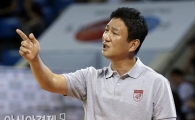 [포토] 작전지시 내리는 고려대 이민형 감독