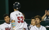 [포토] 오재원 '축하는 방망이로~'