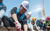 [포토]건설현장 찾은 방하남 노동부 장관