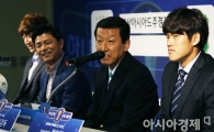 [포토] 최강희 감독 '윤성효 감독의 미소가 일그러지도록~'