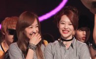 [포토]빅토리아-설리, EXO 1위 소식에 '함박웃음'