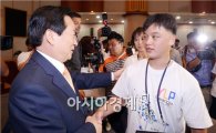 [포토]광주 YLP에 참가한 북한 청년 격려하는 강운태 광주시장 