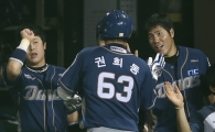 [포토] 홈런 축하받는 권희동