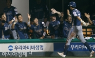 [포토] 박민우 '재빠르게 들어왔어요'