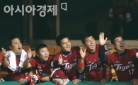 [포토] 3점홈런 이범호 '줄을 서시오~'