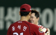 [포토] 차일목 '윤석민, 네가 있어 든든해'