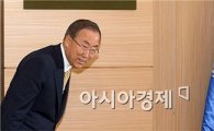 반기문 총장, 대선 출마 질문에 "정치반 외교반 걸치는 건 잘못"