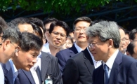 [포토]직원들과 인사하는 양건 감사원장