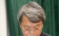 [포토]양건 감사원장, '품에 안은 채....'