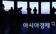 [포토]파란 하늘 아래 서울 도심 바라보는 시민들