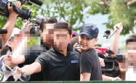 [포토]'입대' 송중기, 경호원의 경호 받으며