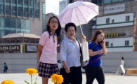 [포토]활짝 핀 꽃, 양산 쓴 시민들