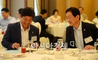 [포토]밝은 표정의 진영 보건복지부 장관 
