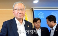 [포토]미소 지으며 퇴장하는 현오석