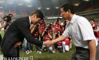 [포토] 최용수 감독 '인사는 공손하게 승부는 냉정하게'