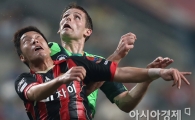[포토] 헤딩경합 벌이는 김진규-케빈
