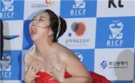 [포토]홍현희, 가슴노출 퍼포먼스 '느낌아니까'