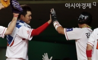 [포토] SK 배트걸 '동점 기쁨 저도 함께 할래요'