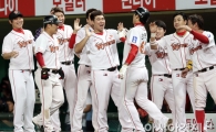 [포토] 기뻐하는 SK 와이번스 '7회에만 5점!'