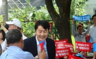 [포토]이석기 의원, 환호 속 입장 